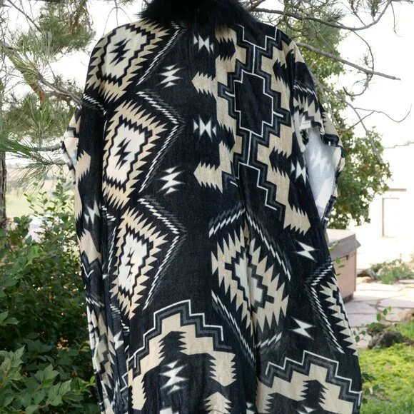 Double D Ranch Bankhead Blanket Cape with Fur - Picture 3 of 6